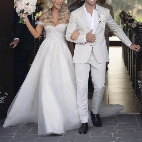 White Tux And White Wedding Dress, Wedding Dress And Tux Ideas, Bride And Groom In White Suit, All White Groom Suit, Costume Marie Homme, Grooms Tux, Groom And Groomsmen Suits, Groom Wedding Attire, Wedding Suits Groom