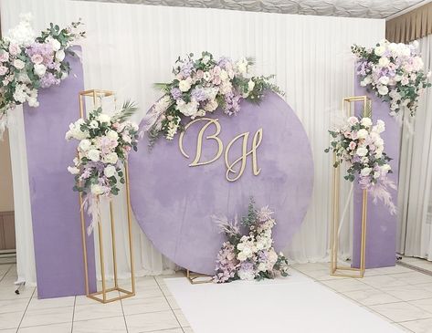 Best Quinceanera Themes, Lilac Wedding Theme Decor Receptions, Chic Table Settings, Deco Violet, Lavender Wedding Theme, Engagement Themes, Elegant Floral Arrangements, Wedding Hall Decorations, Wedding Background Decoration