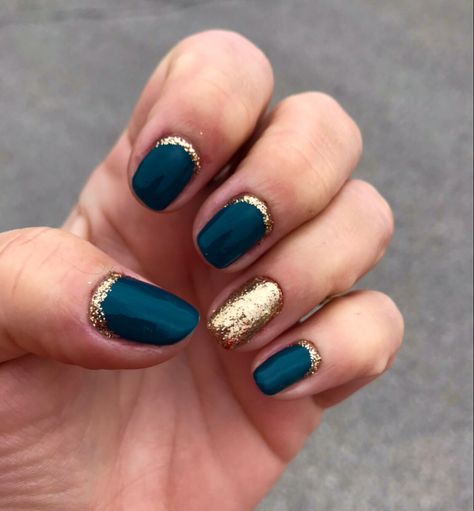 Teal With Gold Nails, Green Gold Manicure, Dark Teal And Gold Nails, Dark Bridal Nails, Teal And Gold Nail Designs, Green And Blue Nail Ideas, Green Nails Gold Accent, Teal Wedding Nails, Teal Nails With Gold