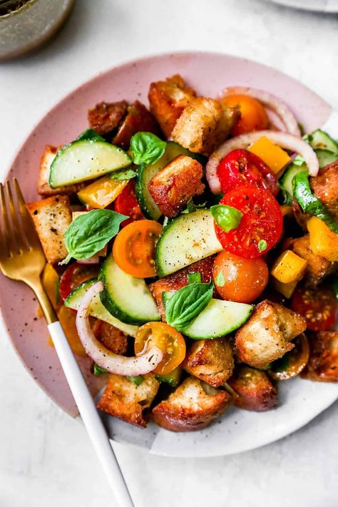 Panzanella Salad Easy Dressing Recipe, Italian Bread Salad, Simple Balsamic Vinaigrette, Panzanella Recipe, Salad Italian, Crouton Salad, Vegetable Salads, Panzanella Salad, Dads Birthday