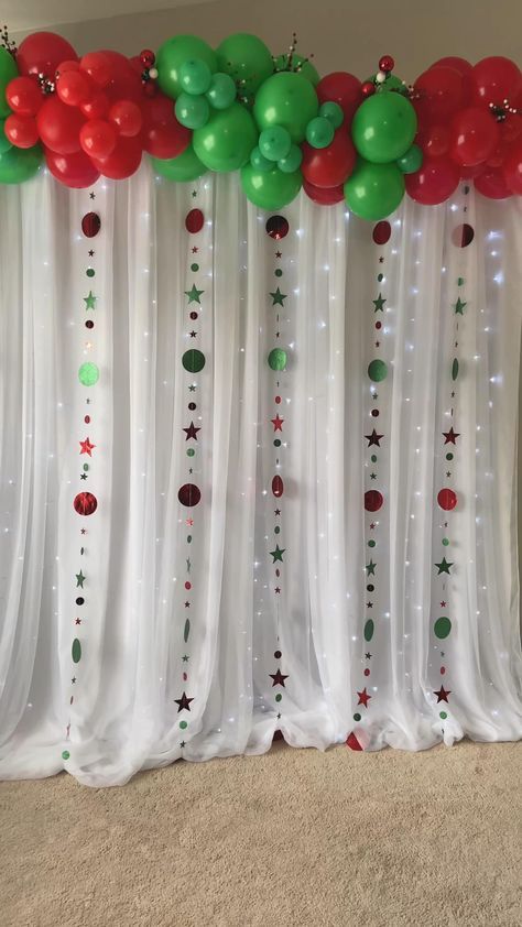 Love this festive backdrop! To learn how to make this backdrop, click on the (...) below to see the YouTube tutorial. All of the materials are listed in the description of the video. Don’t forget to subscribe to see all of our latest decoration ideas! Festive Backdrop, Christmas Balloon Decorations, Grinch Party, Christmas Balloons, Christmas Backdrops, Balloon Backdrop, Balloon Decorations Party, Grinch Christmas, Christmas Crafts Decorations