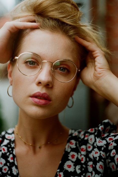 French Women Glasses, Round Plastic Glasses Frames, Wire Glasses Frames Women, Glasses Frames For Women Round Face, Boho Eyeglasses, Rounded Glasses Women, Glasses Portrait, Boho Glasses, Wire Frame Glasses