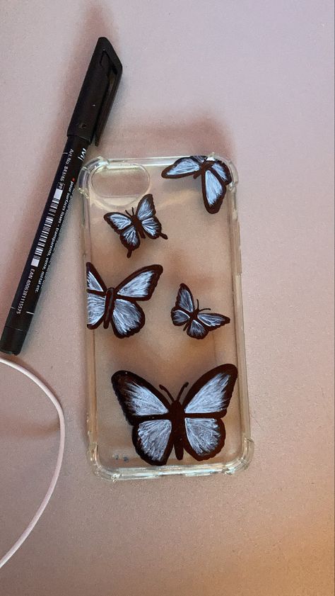 Funda de mariposas pintada suuuper facil Drawing On Phone Case Art, Ideas Para Pintar Tu Funda, Carcase Iphone, Diy Resin Phone Case, Butterfly Case, Phone Case Diy Paint, Diy Phone Case Design, Friends Phone Case, Vintage Phone Case