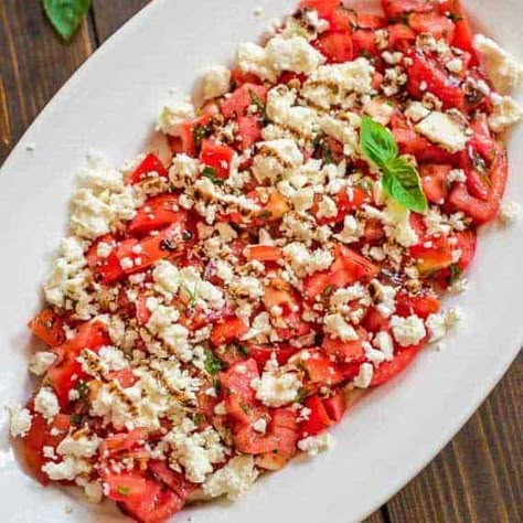 This simple Tomato Feta Salad is one of the best, easiest salads you’ll make! Fresh herbs, succulent tomatoes, creamy feta cheese and a touch of balsamic reduction. Tomato Feta Salad, Salad Feta, Feta Dressing, Creamy Feta, Feta Cheese Salad, Balsamic Reduction, Feta Salad, Lunch Recipes Healthy, Tomato Salad