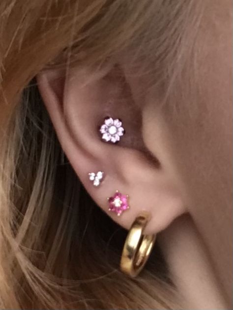 Triple lobe, conch, flower jewelry Triple Lobe, Lobe Piercing, Flower Jewelry, Flower Jewellery, Conch, Ear Piercings, Piercings, Diamond Earrings, Fashion Inspo