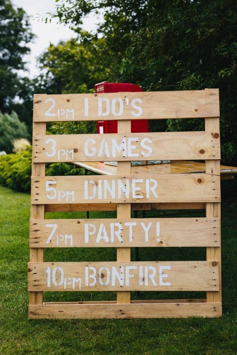 easy diy backyard wedding sign ideas Small Party Wedding Ideas, Wedding Ideas Fall Outdoor, Wedding In Yard Backyards, Rustic Backyard Wedding Ideas On A Budget, Backyard Country Wedding Reception, Summer Outside Wedding Ideas, Small Yard Wedding Ideas, Cute Rustic Wedding Ideas, Big Backyard Wedding Receptions