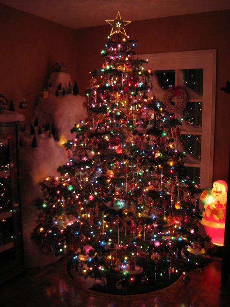 Christmas Tree With Coloured Lights, Christmas Lights Wallpaper, Christmas Tree Inspo, Lights Wallpaper, Trees Wallpaper, Christmas Tree Wallpaper, Christmas Dreaming, Rainbows Christmas, Christmas Tree Inspiration