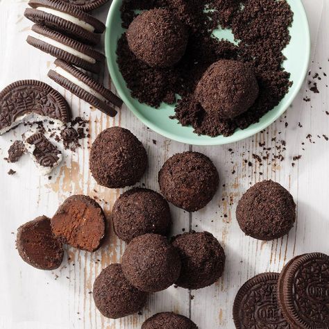 Chocolate Rum Balls Fridge Desserts, Chocolate Rum Balls, Alcohol Desserts, Oreo Ideas, German Pastries, Snowballs Recipe, Bake Christmas, Oreo Dessert Recipes, Christmas Yummies