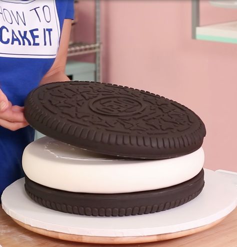 Giant Oreo Cake – HOW TO CAKE IT Giant Oreo Cookie Cake, Oreo Themed Party Birthday Ideas, How To Cake It, Oreo Birthday Cakes, Oreo Birthday Cake Ideas, Giant Oreo Cake, Oreo Cakes, Oreo Torte, Oreo Cookie Cake