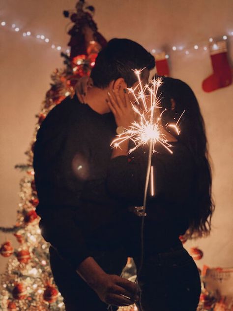 50+ Cute Christmas Photography Ideas For Couples [2023] For Creative Winter Holiday Photoshoot Christmas Photography Couples, Christmas Couple Photos, Christmas Couple Pictures, Portret Feminin, Christmas Family Photoshoot, Holiday Photoshoot, Christmas Shoot, Shotting Photo, Christmas Family Photos