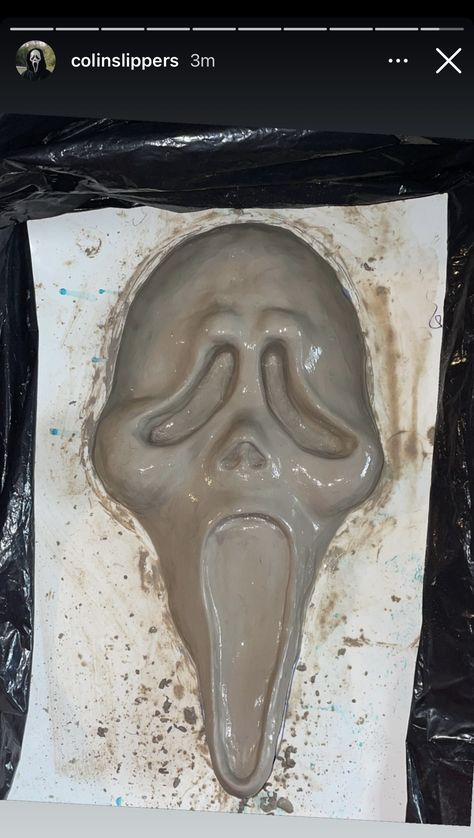 The Scream Sculpture, Ghost Face Ceramic, Modeling Clay Sculpture Ideas, Spooky Clay Sculptures, Ghostface Clay Art, Ghostface Ceramic, Clay Crafts Creepy, Relief Sculpture Ideas Art Projects, Gothic Ceramic Art