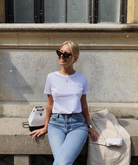 @styleaddict ✨ Basic Tshirt Outfit, White Tshirt And Jeans, White Tshirt Outfit, Wide Leg Outfit, Jeans And T Shirt Outfit, T Shirt Branca, Polo Shirt Outfits, Athleisure Trend, Jeans Outfit Casual