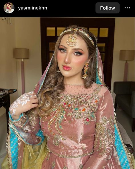 Lahore. Karachi. Matha patti. Tikka. Yasmiinekhn. Matha Patti Bridal Pakistani, Matha Patti Look, Matha Patti Bridal, Matha Tikka, Mehndi Hairstyles, Mehndi Bride, Pakistani Bridal Makeup, Matha Patti, Mehendi Outfits