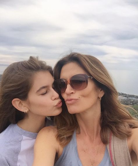 In New York City, the fresh-faced mother-daughter duo left the gym together—looking like the global supermodels they are. Kaia Gerber Instagram, Kaia Crawford, Cindy Crawford Daughter, Mother Daughter Dates, Morning Girl, Mother Daughter Photos, Mother Daughter Bonding, Famous Moms, Toni Garrn