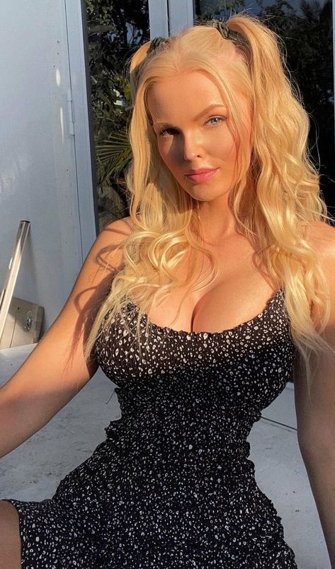 Zienna Sonne, Blonde Beauty, Sleeveless Formal Dress, Influencer, Funny Pictures, Cocktail Dress, Blonde, Formal Dresses, Memes