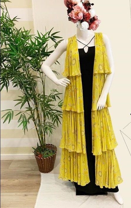 Layer Kurti Designs, Shrug For Dresses, Salwar Kamiz, Long Dress Design, Kurti Designs Party Wear, Designer Party Wear Dresses, Stylish Party Dresses, Dress Indian Style, Stylish Dresses For Girls