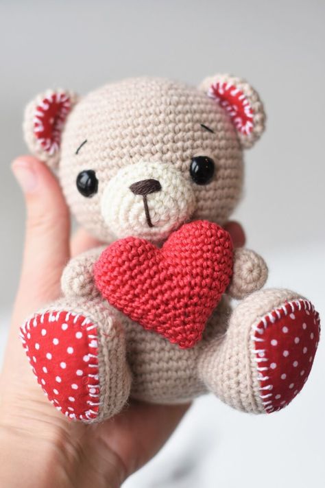 Amigurumi Valentine`s Bear with a heart | lilleliis Crochet Christmas Garland, Crochet Valentine Patterns, Valentines Day Teddy Bear, Crochet Christmas Gifts, Valentines Patterns, Valentines Crochet, Bear Valentines, Crochet Teddy Bear, Crochet Amigurumi Free Patterns