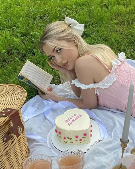 Cute Girly Photoshoot, Piknik Aesthetic, Picnic Shoot Photo Ideas, Aesthetic Picnic Pictures, Picnic Pics, Picnic Theme Photoshoot, Vintage Tea Party Photoshoot, Girls Picnic Aesthetic, Outdoor Birthday Photoshoot