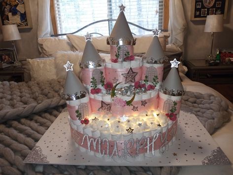 Diaper Cake Castle, Baby Diaper Cake Boy, Diy Diaper Cake, Diaper Cake Boy, Baby Shawer, Castle Cake, Diy Baby Shower Gifts, Princess House, Baby Shower Princess