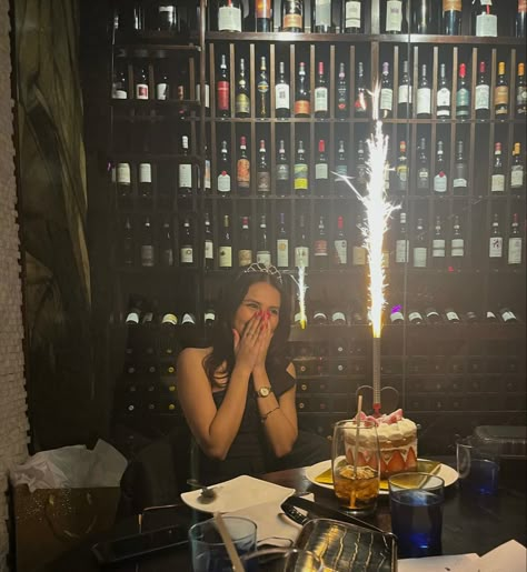 21st Birthday Restaurant Ideas, Birthday Poses At Restaurant, 15 Birthday Dinner Ideas, 22nd Bday Party Ideas, Birthday Dinner Nyc Restaurant, Birthday Inspo Pics At Home, Birthday Dinner At Restaurant, Birthday In Restaurant, Birthday Dinner Photos