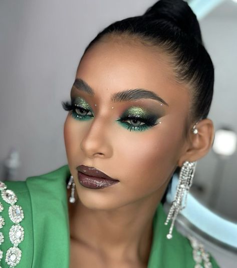 Green And Sliver Makeup Looks, Dark Green Dress Makeup Ideas, Green Makeup Looks Full Face, Green Costume Makeup, Green Sparkly Makeup, Tinkerbell Eye Makeup, Fairy Makeup Looks Green, Mother Earth Makeup, Green And Gold Eye Makeup