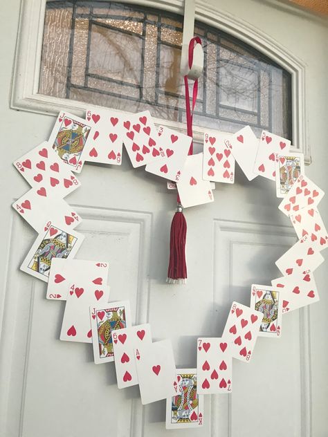 Heart Made Out Of Playing Cards, Diy Valentines Home Decor, Valentines Day Decorations For Work, Alice And Wonderland Decor, St Valentines Day Ideas, Valentines Day Decorations For Office, Easy Door Wreaths, Playing Card Crafts, Diy Playing Cards