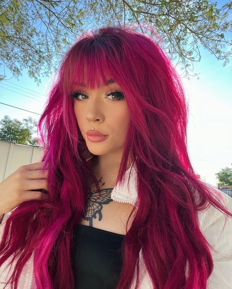 Pink Hair Magenta, Bold Hairstyles, Pelo Color Vino, Magenta Hair Colors, Dark Pink Hair, Bright Pink Hair, Wedding Hair Colors, Magenta Hair, Pink Hair Dye