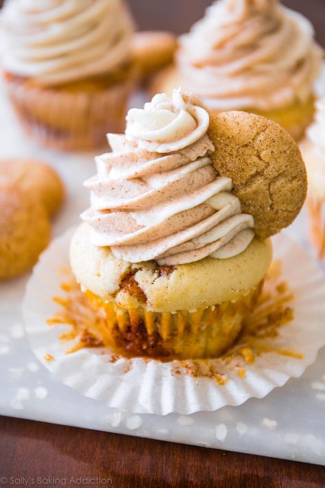 Cupcakes With Frosting, Swirl Frosting, Snickerdoodle Cupcakes, Cinnamon Desserts, Cake Pie, Cupcakes Recipe, Cinnamon Swirl, Specialty Cakes, Desserts To Make