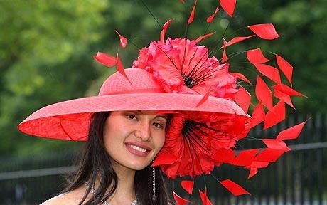 Goga Ashkenazi Red Hat Outfit, Derby Hats Diy, Kentucky Derby Outfit, Derby Attire, Derby Fashion, Royal Ascot Hats, Derby Outfits, Ky Derby, Red Hat Society