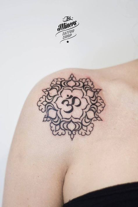 Ohm Tattoo Women, Man Tatoos, Ohm Tattoo, Targaryen Tattoo, Bali Tattoo, Om Tattoo Design, Ohm Symbol, Chinese Dragon Tattoos, Tattoo Shoulder