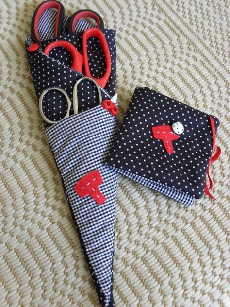 Baby Shower Favours, Sewing Machine Cover, Denim Crafts, Pouch Pattern, Creation Couture, Sewing Rooms, Sewing Organization, Sewing Studio, Sewing Box