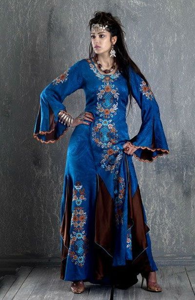 Iraqi Clothes, Iraqi Clothing, Fashion Sketchbook Inspiration, Middle Eastern Fashion, Exotic Women, Witch Outfit, Muslim Girls, Abayas Fashion, Embroidery Dress