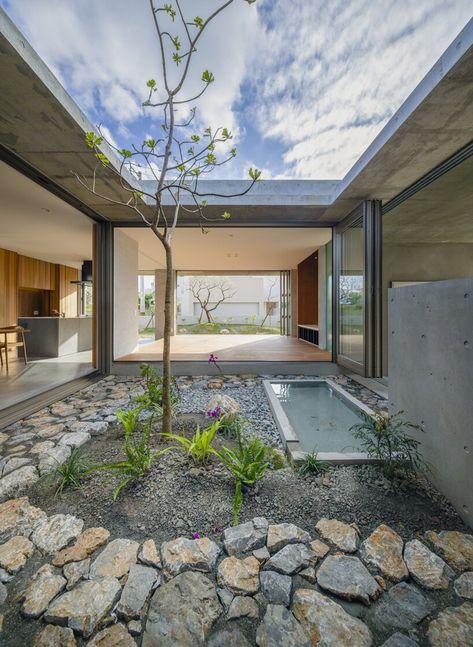 studio cochi architects develops concrete house around central open courtyard in japan Center Courtyard House Plans, Center Courtyard House, Japanese Courtyard House Plans, Japanese Courtyard House, Center Courtyard, Open Courtyard, Japanese Courtyard, Home Designs Exterior, Modern Courtyard