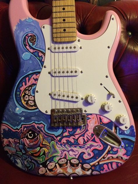 Painting Electric Guitar, Decorated Electric Guitar, Customised Guitars, Guitar Custom Paint, Painting On Guitar, Cool Guitar Designs, Painted Electric Guitar, Electric Guitar Designs, Custom Guitars Electric