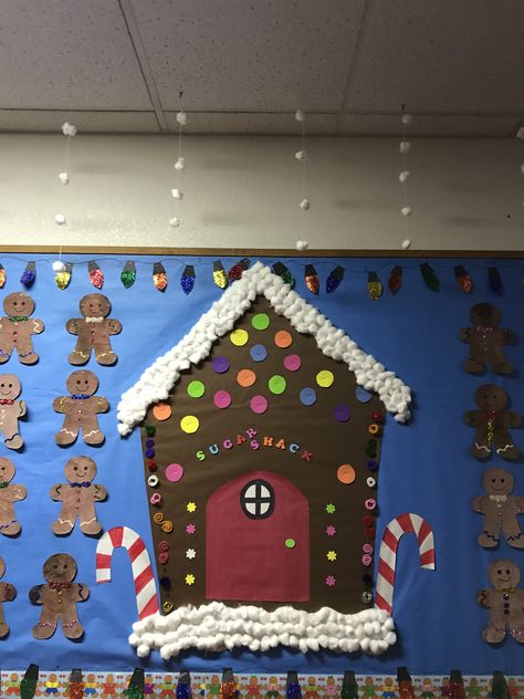 Preschool Christmas Wall Display, Christmas Bulletin Board Gingerbread, Christmas Cookie Bulletin Board, Preschool December Bulletin Boards, Gingerbread Bulletin Board Preschool, Christmas Bulletin Board Ideas Toddlers, Christmas Classroom Board, Stocking Bulletin Board, Gingerbread House Bulletin Board