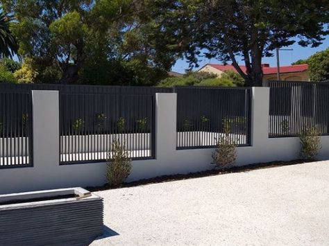 Outside Walls Ideas Fence, Low Profile Fence, Modern Front Fence Design, Modern Home Fence, Fence Wall Design Ideas, Stucco Fence Wall, Vertical Fence Ideas, Fence Design Front Yard, Modern Front Fence