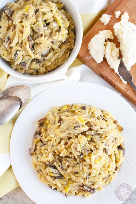 This leek and mushroom orzo dish is incredibly creamy and irresistible thanks to Boursin cheese! You will LOVE it and it comes together in 30 minutes! Boursin Orzo, Holy Yum Chicken, Slow Cooker Beef And Broccoli, Mushroom Orzo, Boursin Cheese Recipes, Leek Pasta, Orzo Dishes, Creamy Orzo, Cheese Pasta Recipes