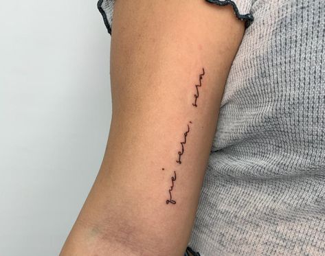 Simple Wording Tattoos, Lo Que Sera Sera Tattoo, Que Sera Sera Tattoo Ideas, Que Sera Sera Tattoo Fonts, Sera Sera Tattoo, Que Sera Sera Tattoo, Classy Tattoo, Second Tattoo, Phrase Tattoos