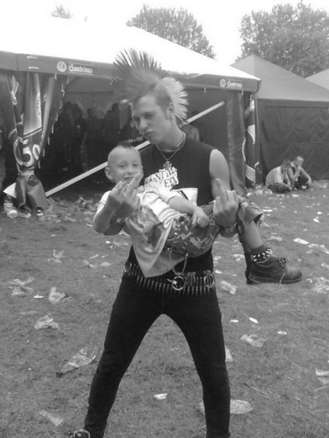 Horror Punk Aesthetic, Punk Parents, Goth Parents, Punk Family, Alt Subcultures, Punk Baby, Swag Pics, Punk Culture, Horror Punk