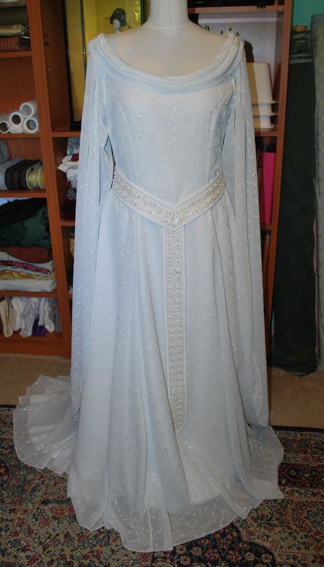 Starlight Masquerade - Galadriel Gown: Done! Lord Of The Rings Costume, Macbeth Costumes, Galadriel Costume, Galadriel Dress, Costume Closet, Lotr Costume, Medieval Dresses, Confirmation Dresses, Animal Cosplay