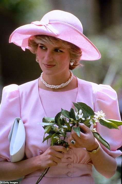 Revealed at last: Princess Diana's most discreet confidant who she affectionately nicknamed 'Collie' | Daily Mail Online Prins William, Prins Harry, Princess Diana Pictures, Catherine Walker, Queen Alexandra, Princes Diana, Diana Fashion, Diana Princess, Lady Diana Spencer