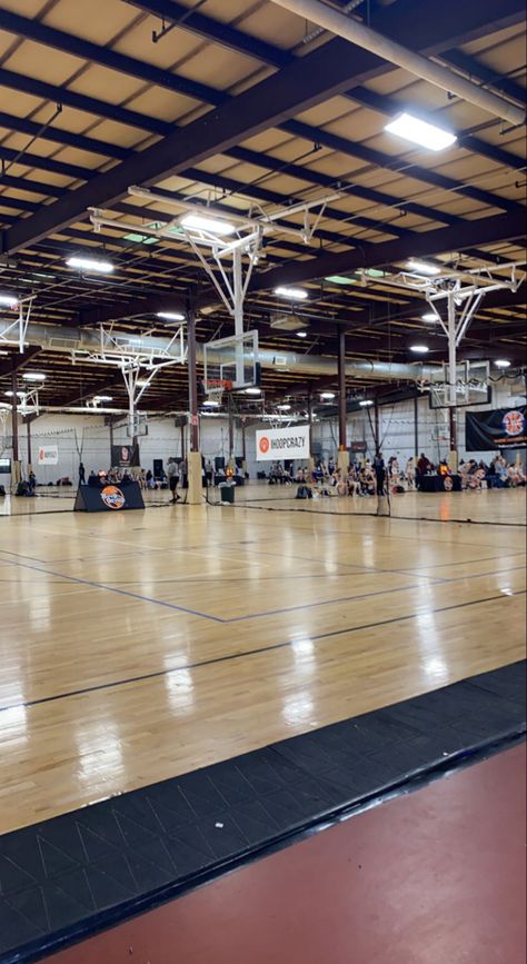 Aau Basketball Aesthetic, Basketball Training Aesthetic, Basketball Gym Aesthetic, Basketball Lifestyle Aesthetic, School Basketball Court Aesthetic, Highschool Basketball Aesthetic, Basketball Court Aesthetic Background, Summer Basketball, Aau Basketball