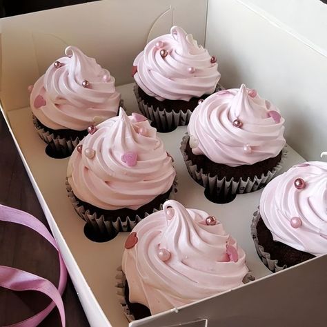 Cupcake Aesthetic Pink, Pink And Black Birthday Treats, Pink Cupcake Designs, Pink Cupcakes Aesthetic, Cupcake Coquette, Birthday Cupcakes Aesthetic, Coquette Cupcakes, Cute Cupcake Decorating Ideas, Cupcakes For Birthday