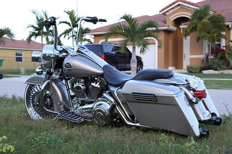 Road king by SideWalk Custom, via Flickr - repined by http://www.vikingbags.com/ #VikingBags Custom Street Glide, Harley Bagger, Moto Logo, Custom Motorcycles Harley, Road King Custom, Harley Davidson Baggers, Custom Baggers, Road King Classic, West Coast Choppers