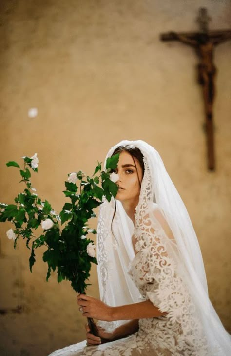 Cathedral Wedding Veil, Cathedral Wedding Veils, Spanish Wedding, Boda Mexicana, Cathedral Wedding, Catholic Wedding, Mexican Wedding, Jolie Photo, Italian Wedding