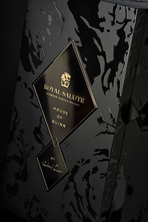 Royal Salute – House of Quinn by Richard Quinn – Packaging Of The World Luxury Gift Bags Packaging, Luxury Label Design, Royal Packaging, Premium Packaging Luxury, Black On Black Packaging, Royal Packaging Design, Perfume Package, Packaging Luxe, Luxurious Box Packaging