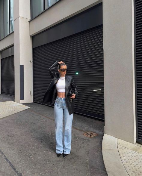 Outfit Blazer Cuir, Femele Fatale Outfits, Classy Streetwear Women, Basic Girl Outfit, Classy Streetwear, Basic Girl, Outfit 2022, Causual Outfits, Smile More