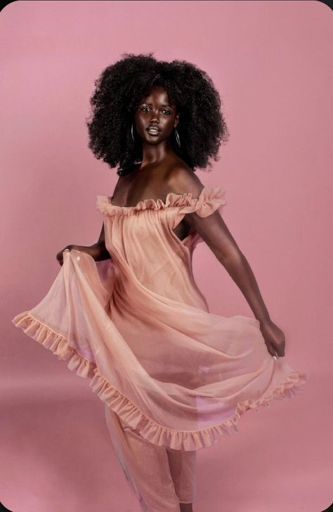 Hair Afro, Photographie Portrait Inspiration, Dark Skin Beauty, Black Femininity, Dark Skin Women, American Woman, African Beauty, Brown Skin, Black Is Beautiful