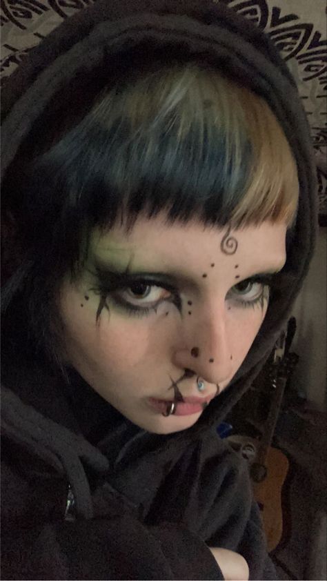 Whimsigoth Makeup Aesthetic, Funky Eyeliner Looks, Rune Makeup, Whimsigoth Makeup, Artsy Makeup, Funky Makeup, Happy Makeup, Indie Makeup, Alt Makeup