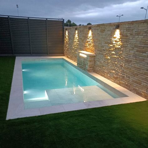 A small backyard and a big idea: to build a magnificent swimming pool. It measures 7 x 2.85 m and is covered with our Pietro White color. It has a minimum depth of 1.20 m and a maximum depth of 1.40 m. It also features built-in stairs and a platform. If you have limited space to build your pool, get inspiration from this project created by Piscinas Gade 👏   Congratulations Ideas De Piscina, Skimmer Pool, Pools For Small Yards, Simple Pool, Pool Landscape Design, Modern Backyard Landscaping, Small Pool Design, Deco Studio, Jacuzzi Outdoor